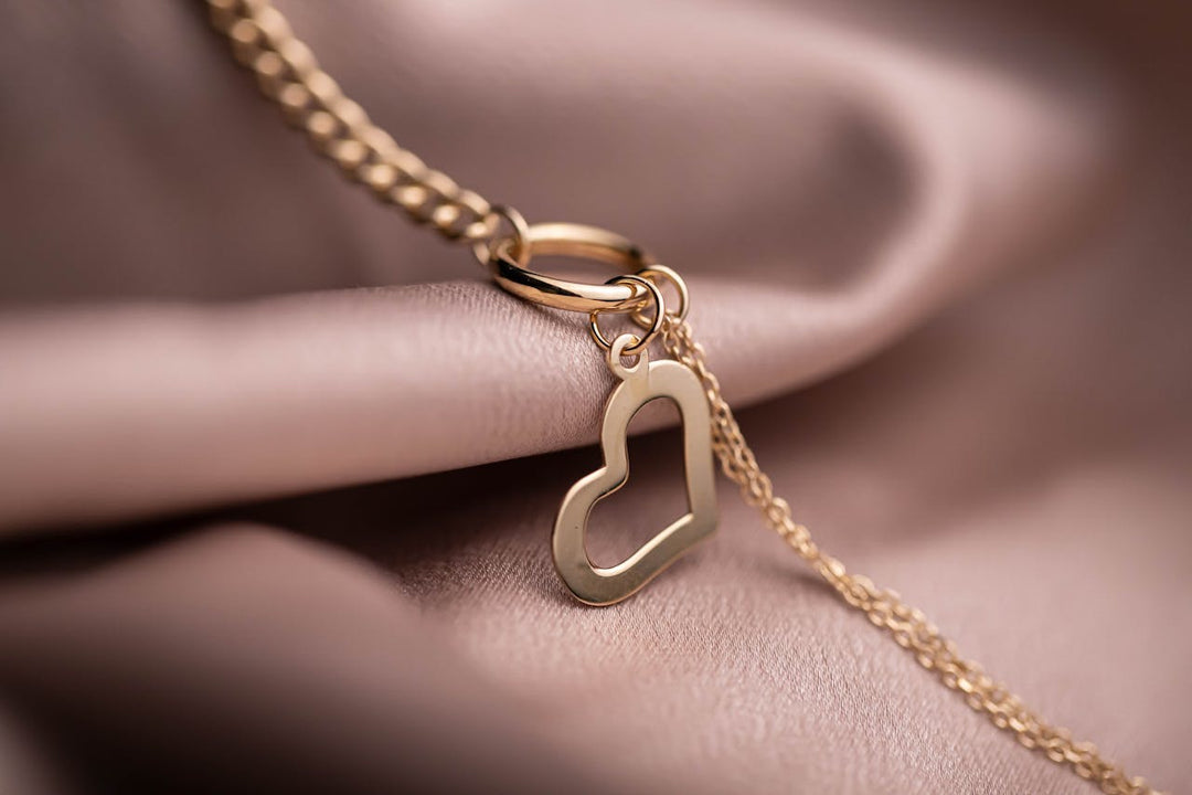 Valentine’s Day Jewelry Gifts That Last: Diamonds, Birthstones, and Personalized Engraving Ideas