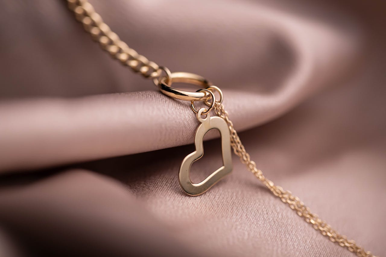 Valentine’s Day Jewelry Gifts That Last: Diamonds, Birthstones, and Personalized Engraving Ideas