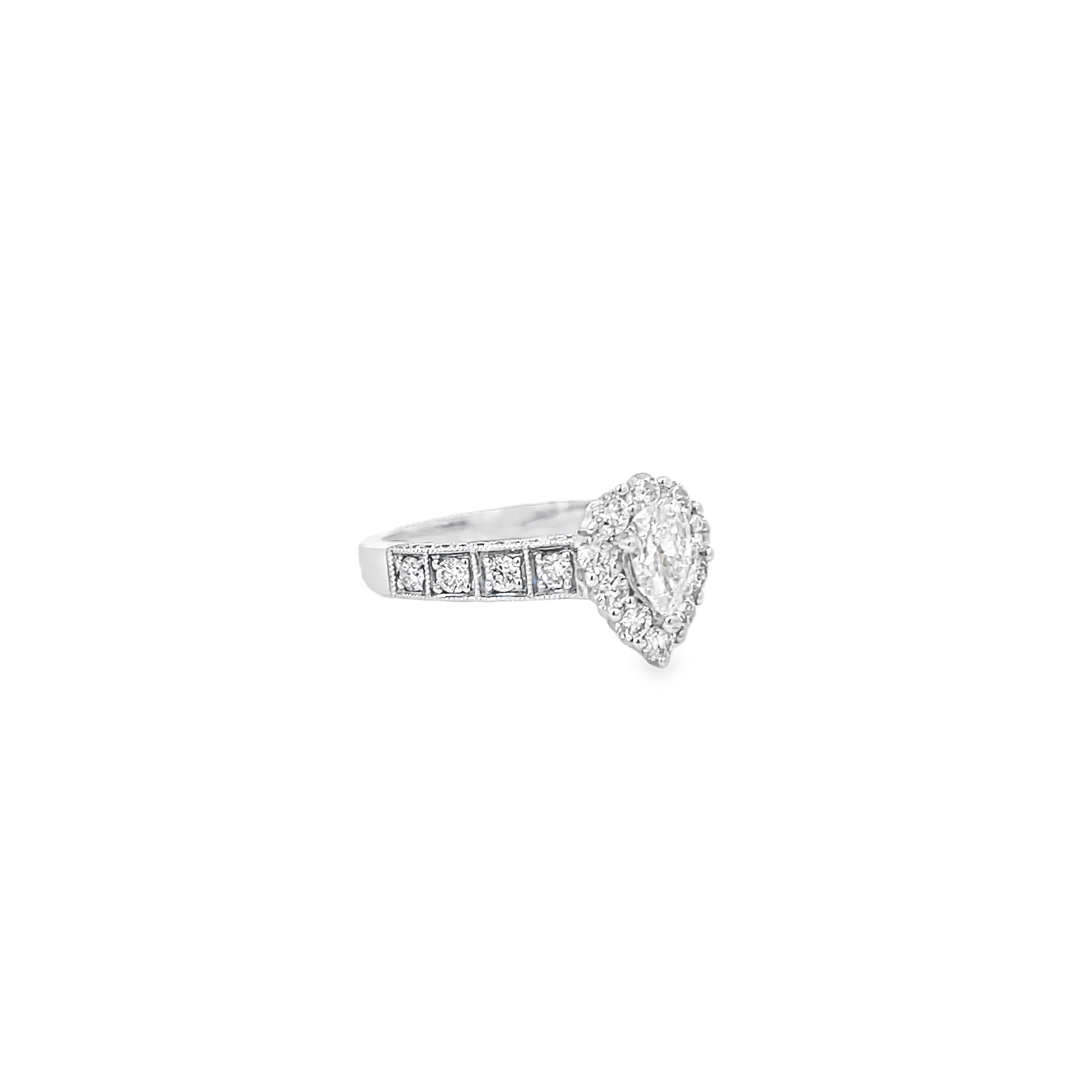 White Gold Pear Diamond with Halo Mounting 1.78 Carats